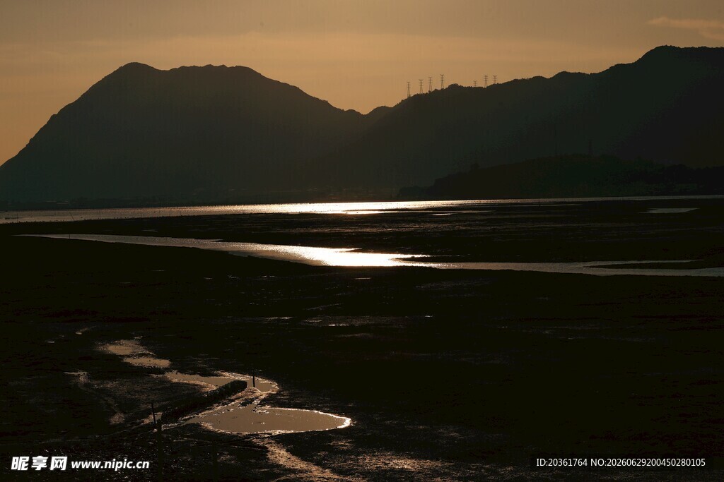 夕阳下的山水风光