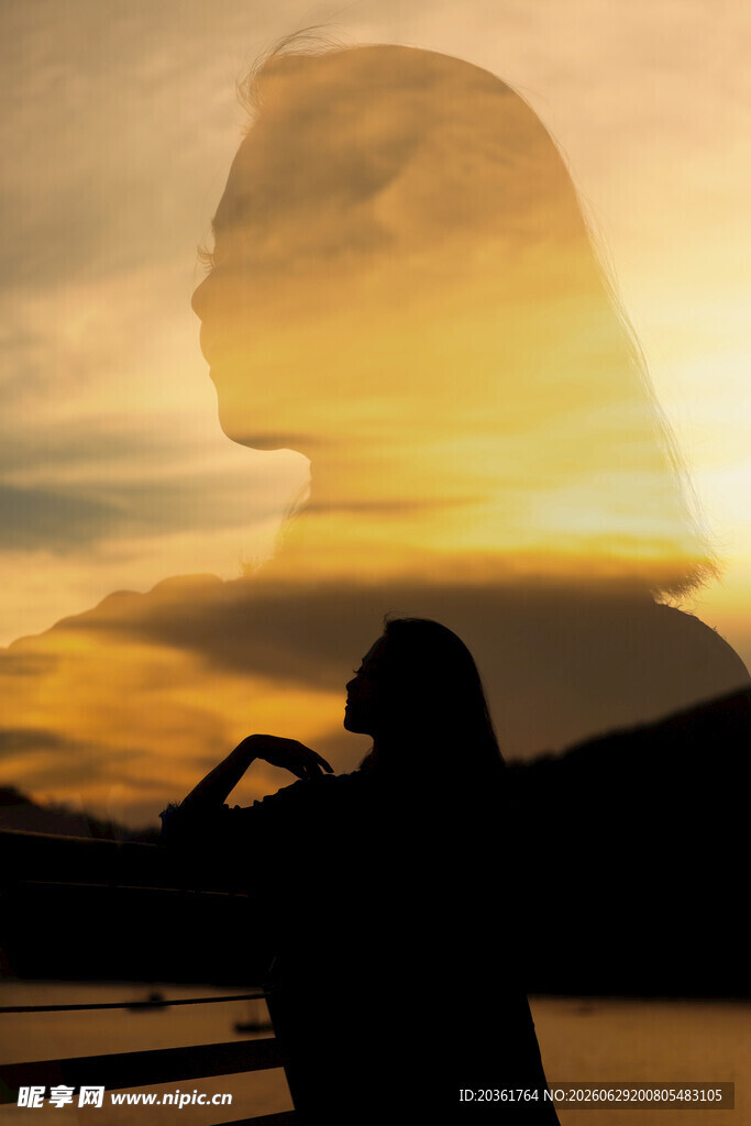 夕阳下的女性剪影身姿