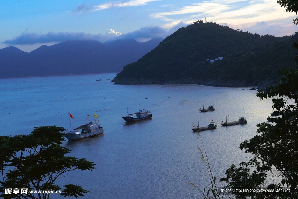 海上群舟伴山景