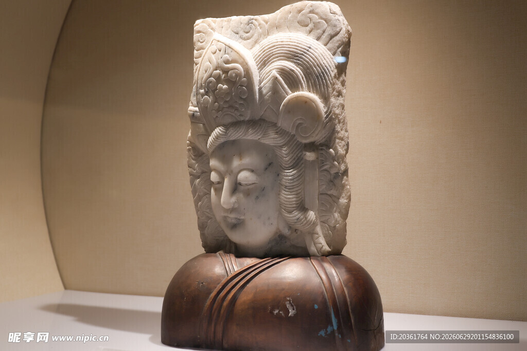 古代石雕头像艺术品展示