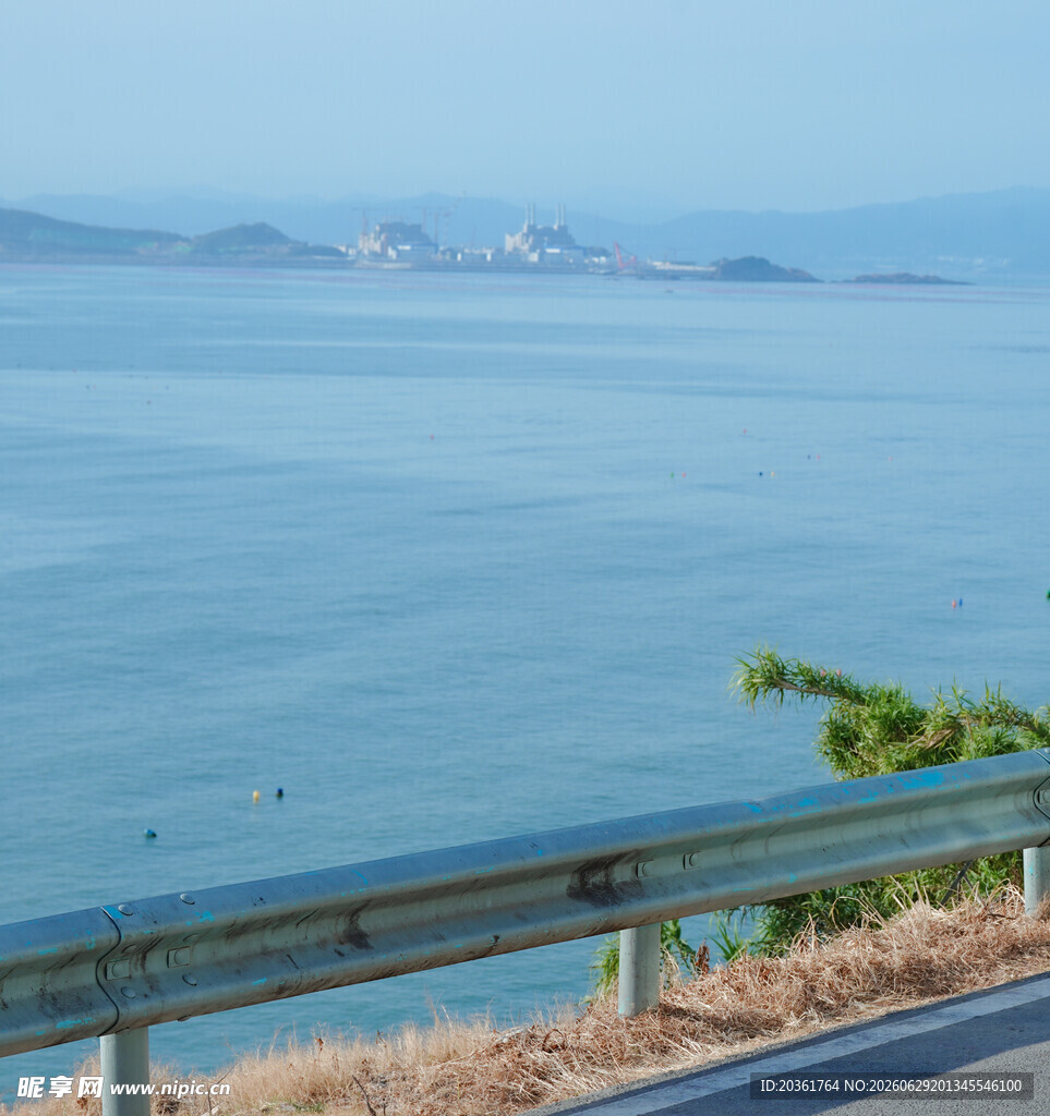 公路旁的辽阔海景