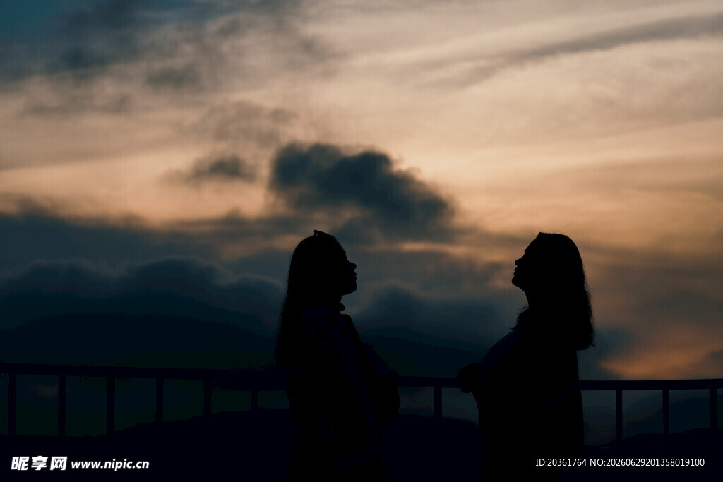 夕阳下的情侣剪影