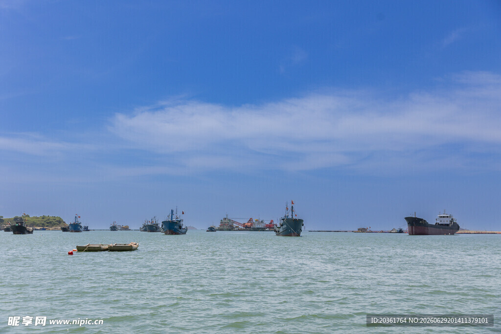 海上船只与蓝天碧海景色