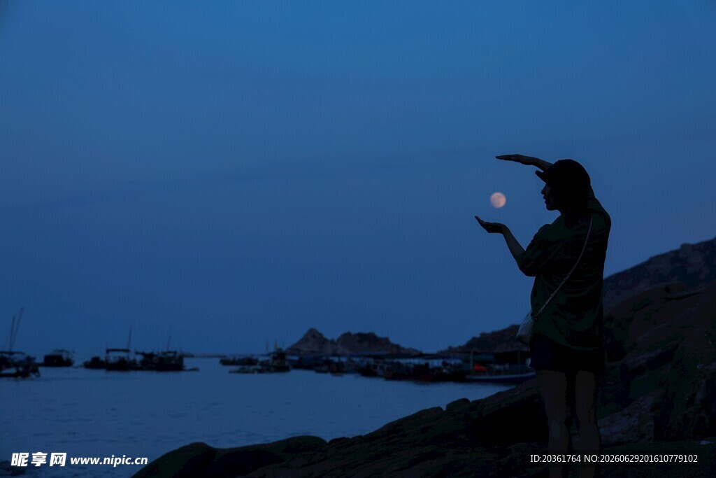 海边夜色下的梦幻泡泡人