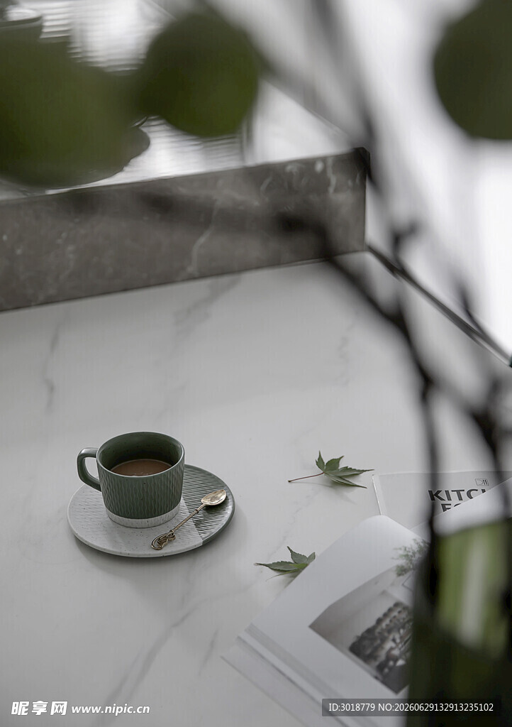 窗边咖啡杯静享悠闲时光