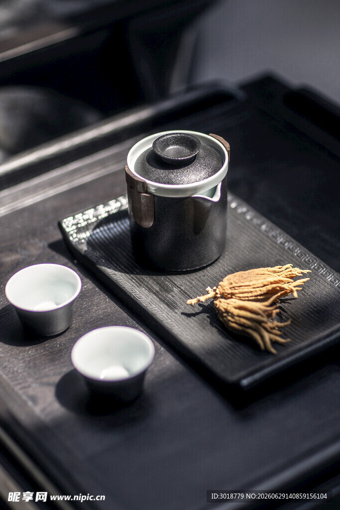 中式茶具与中药材组合