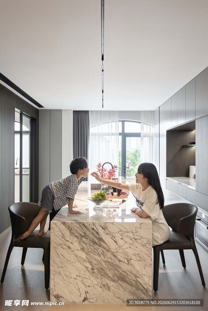 现代家庭温馨用餐场景