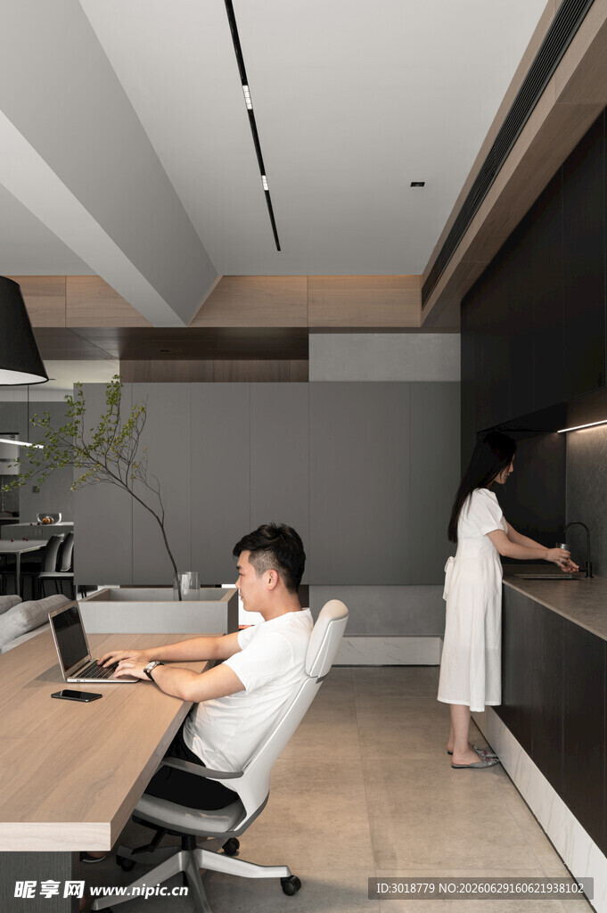 现代办公空间中的工作场景
