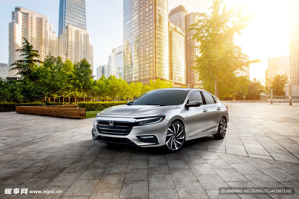 都市阳光下的时尚轿车