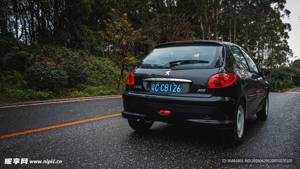 公路上行驶的黑车