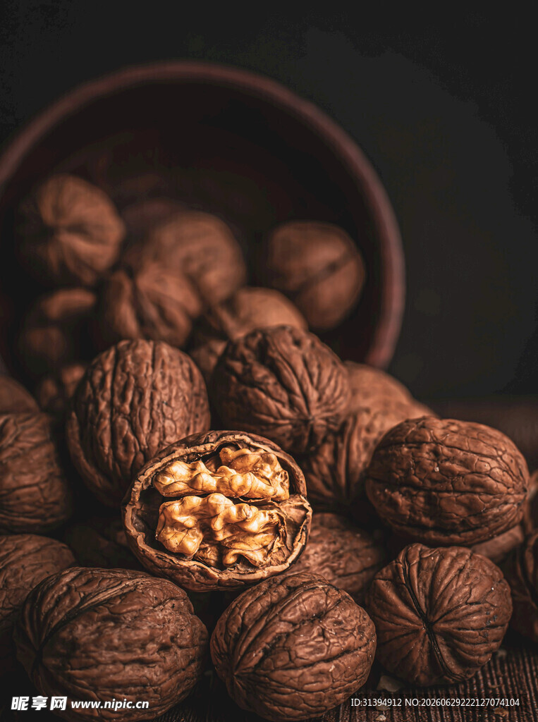 饱满核桃颗开启的美味