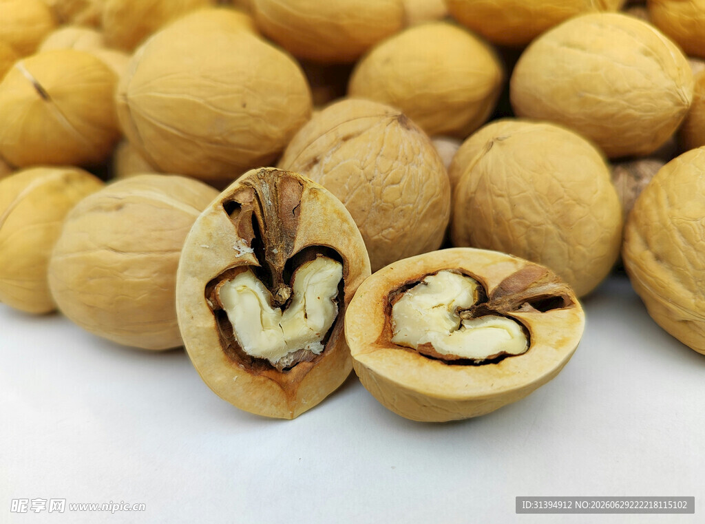 饱满核桃展现自然好品质