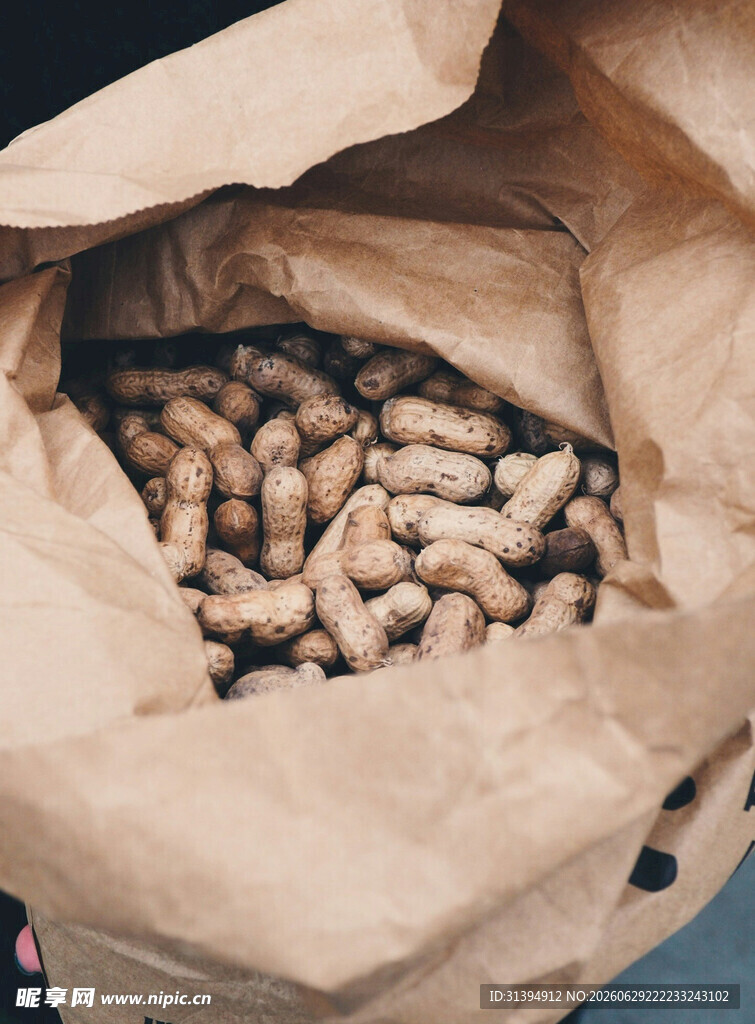 纸袋中的美味花生