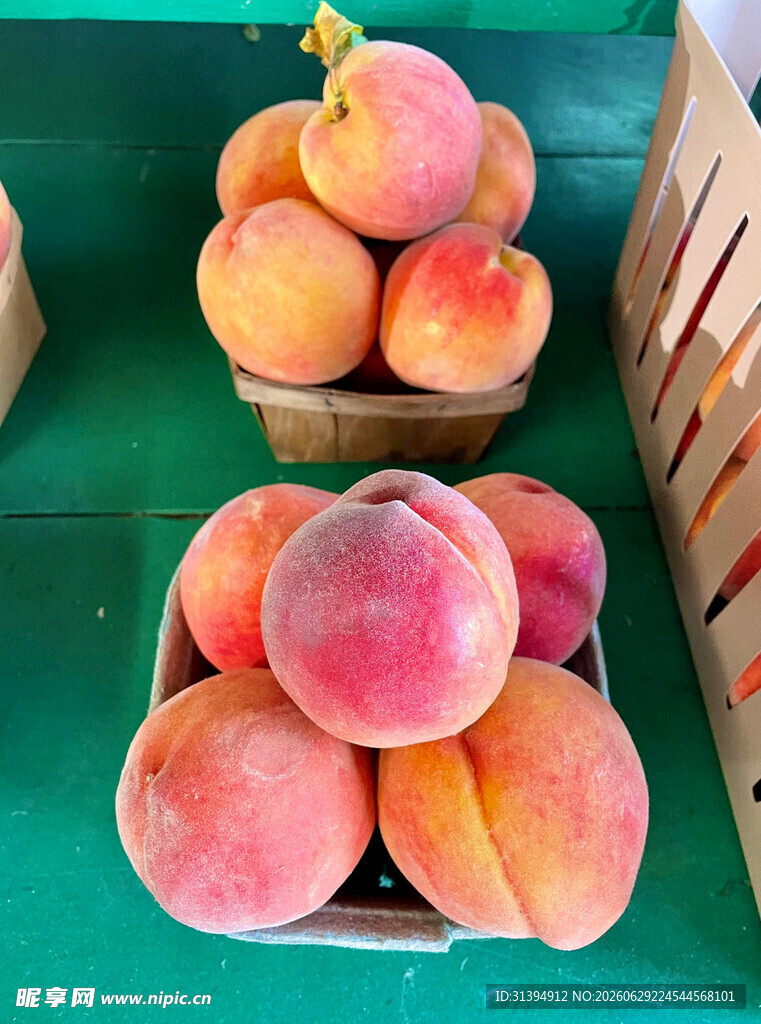 新鲜水蜜桃摆放在筐中