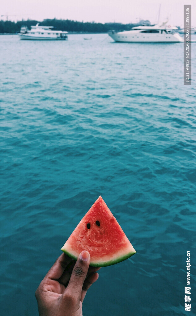 海边手持西瓜的惬意一刻