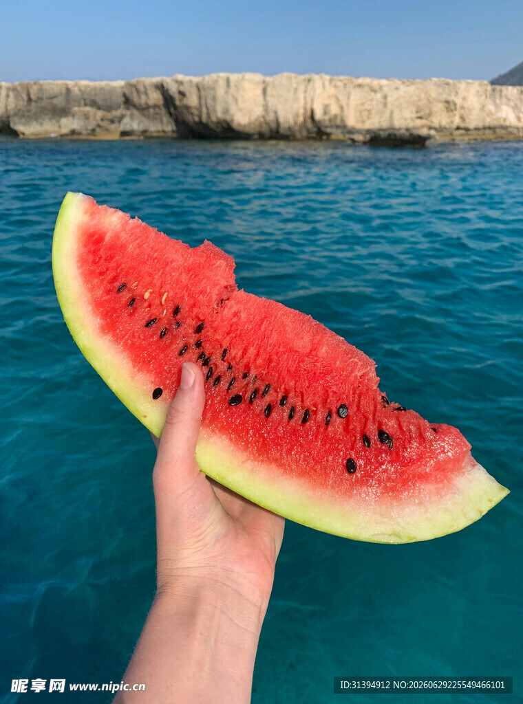手捧西瓜赏碧海美景
