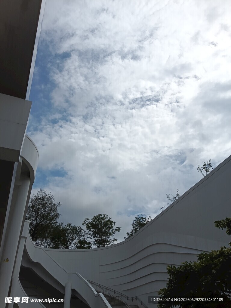 仰视下的建筑与天空景观