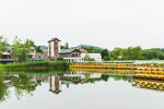 湖畔风光建筑与游船相映