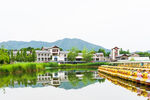 湖畔村落美景