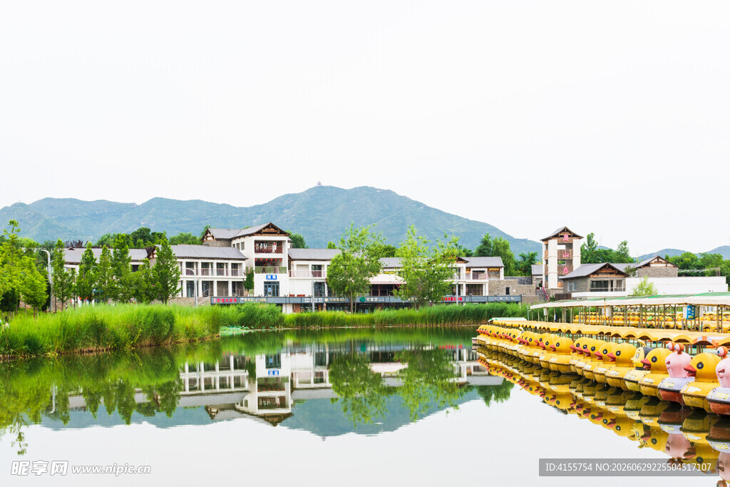湖畔村落美景