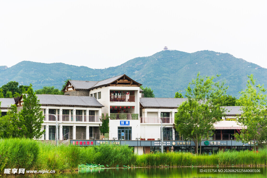 湖畔中式建筑群与远山