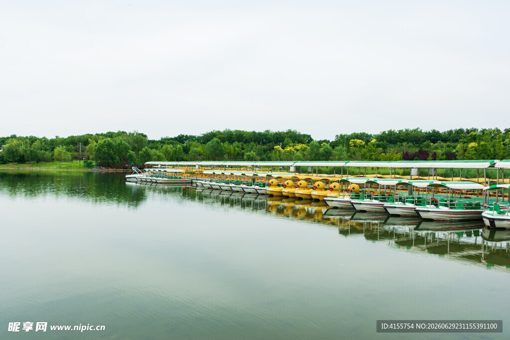 湖畔多彩船只静泊美景
