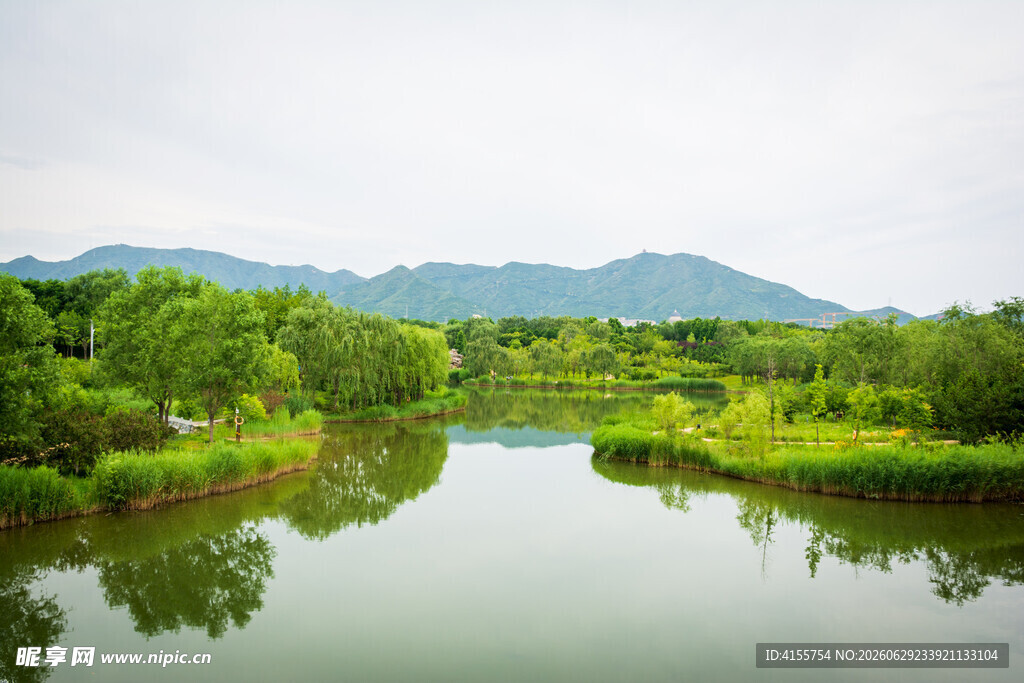 青山绿水间的宁静湖泊