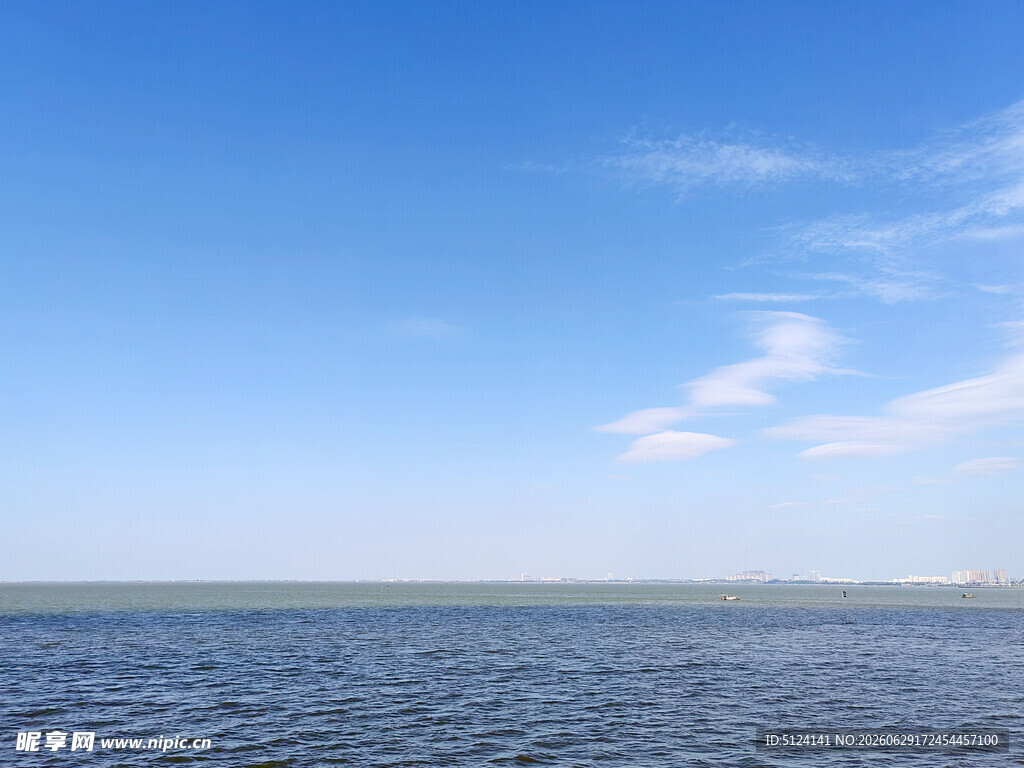 广阔海面与蓝天美景