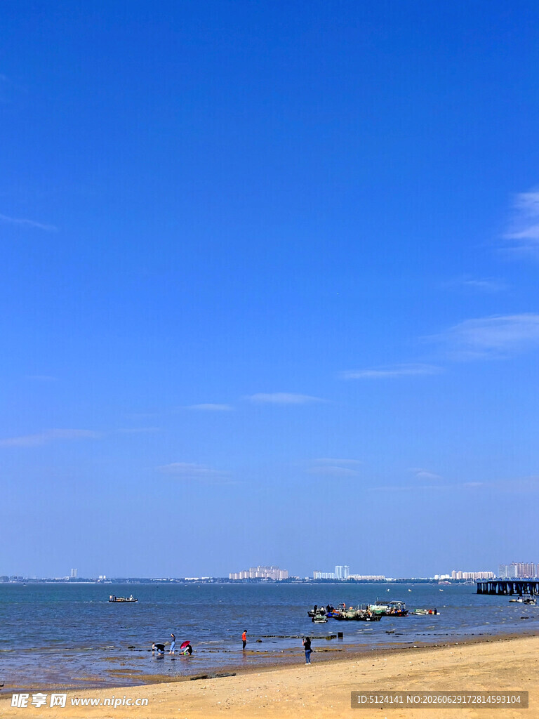 蓝天沙滩上的海边休闲场景