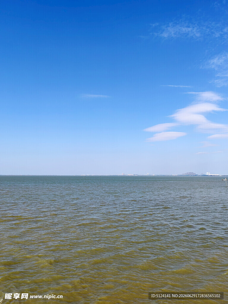 广阔海面与蓝天美景