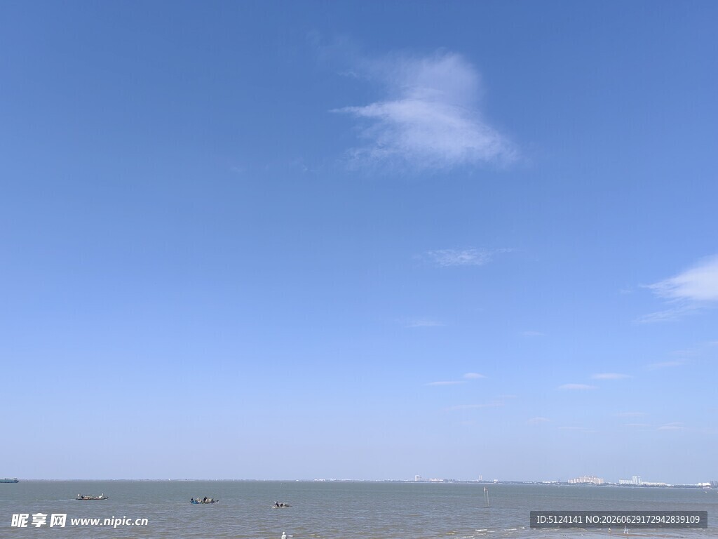 蓝天之下的开阔海景