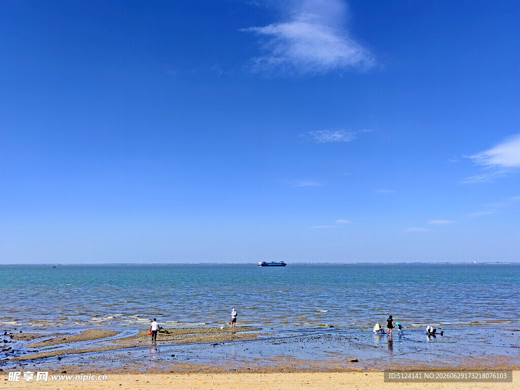 海边漫步 享受惬意时光