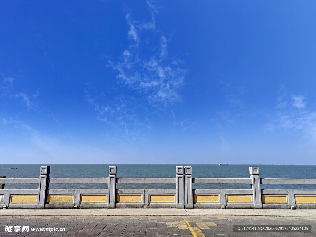 海边护栏旁的晴朗风景