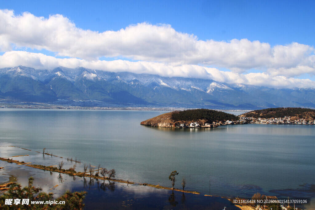 美丽湖景与远山相映成趣