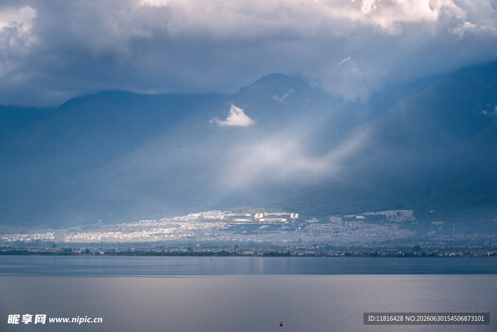 阳光穿透云层照耀湖面