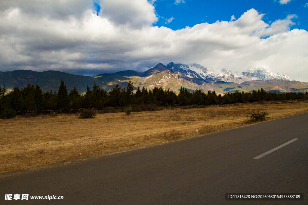 公路尽头的壮丽山景