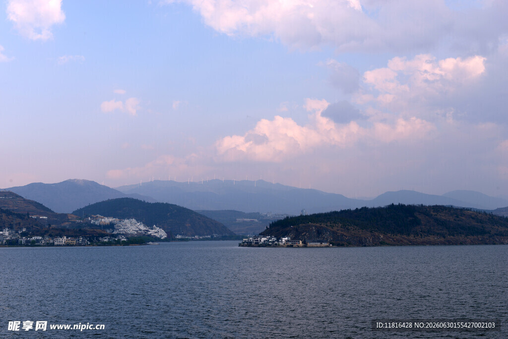 宁静湖景与远山相映