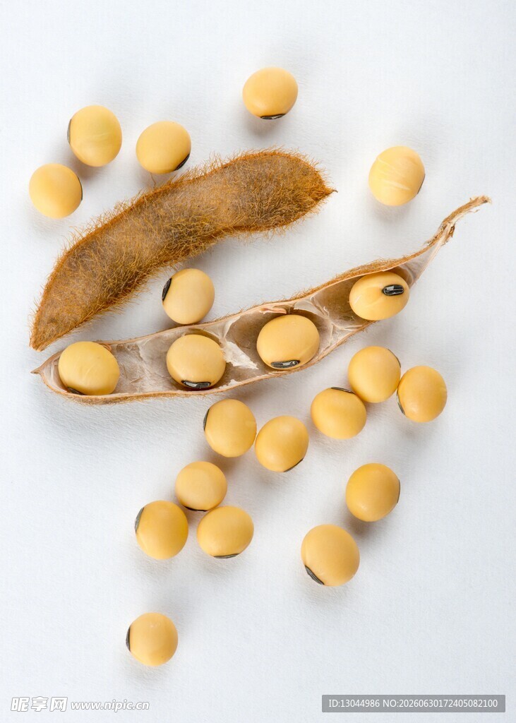 剥开的大豆与散落豆粒