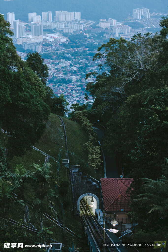 山林间的缆车穿梭美景