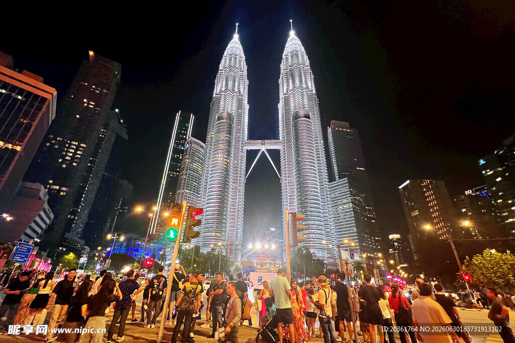 双子塔下热闹的城市夜景