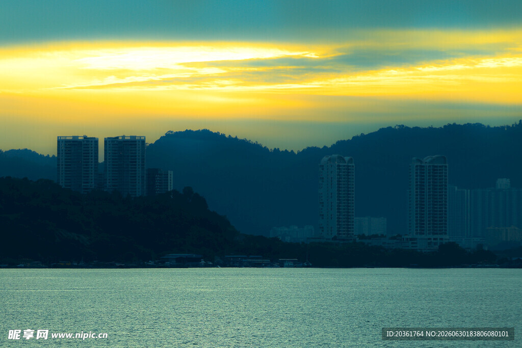 黄昏下的山城湖景