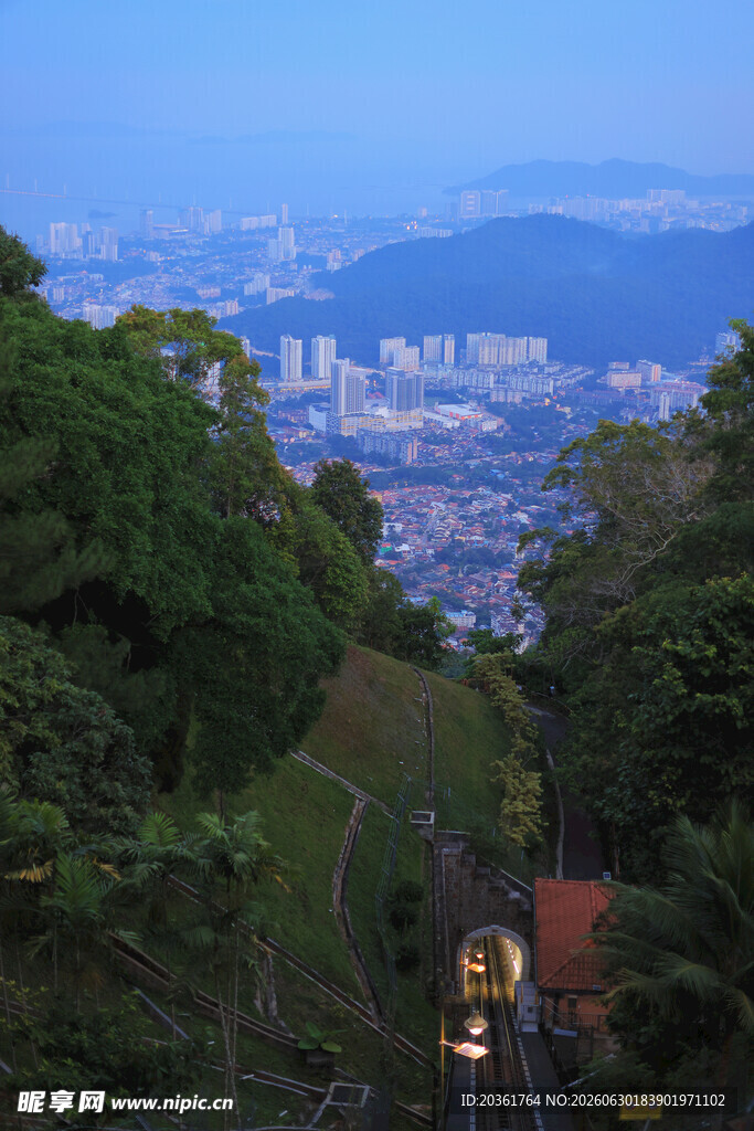 山间缆车俯瞰城市美景