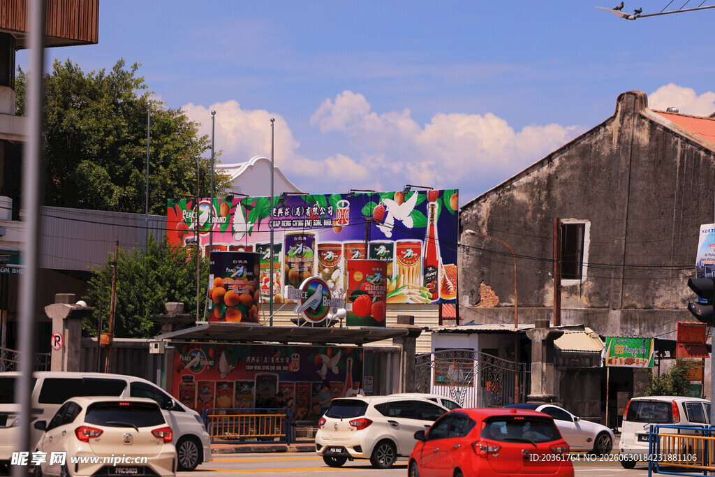 小镇多彩店铺前的街景