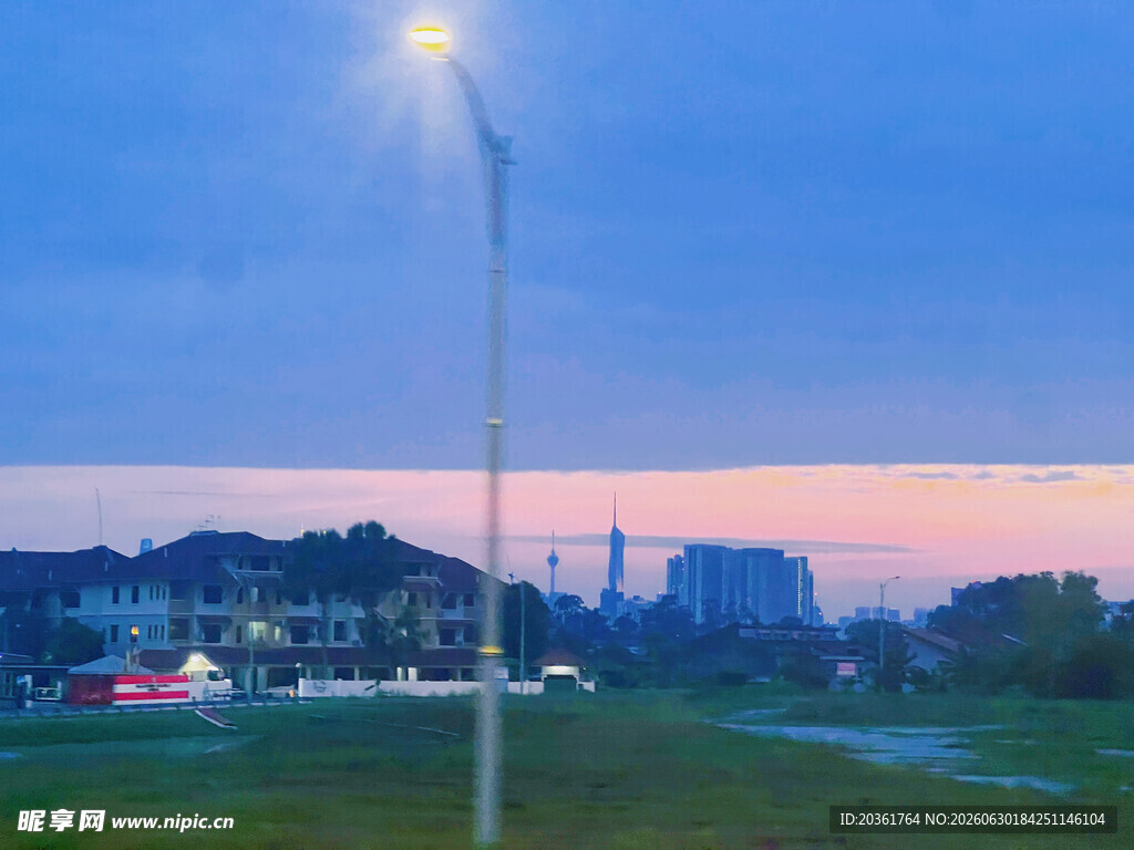 黄昏下的路灯与城市远景
