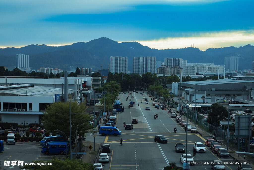城市道路与远山景致