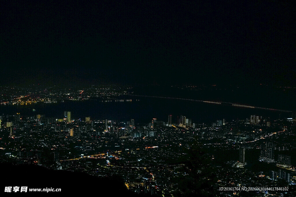 城市璀璨夜景俯瞰图