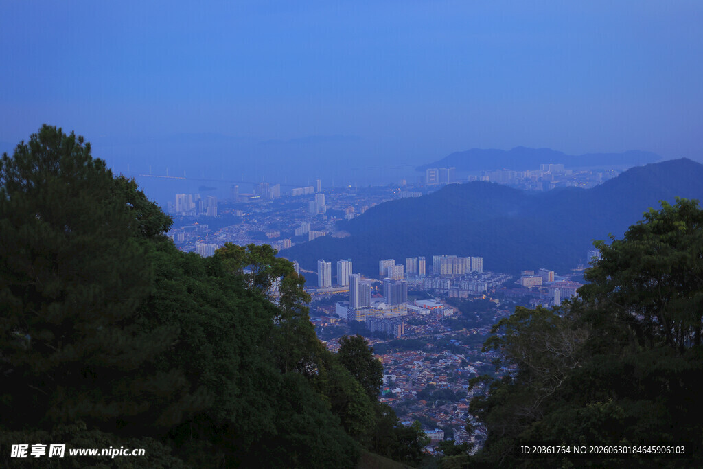 山林间俯瞰城市暮色