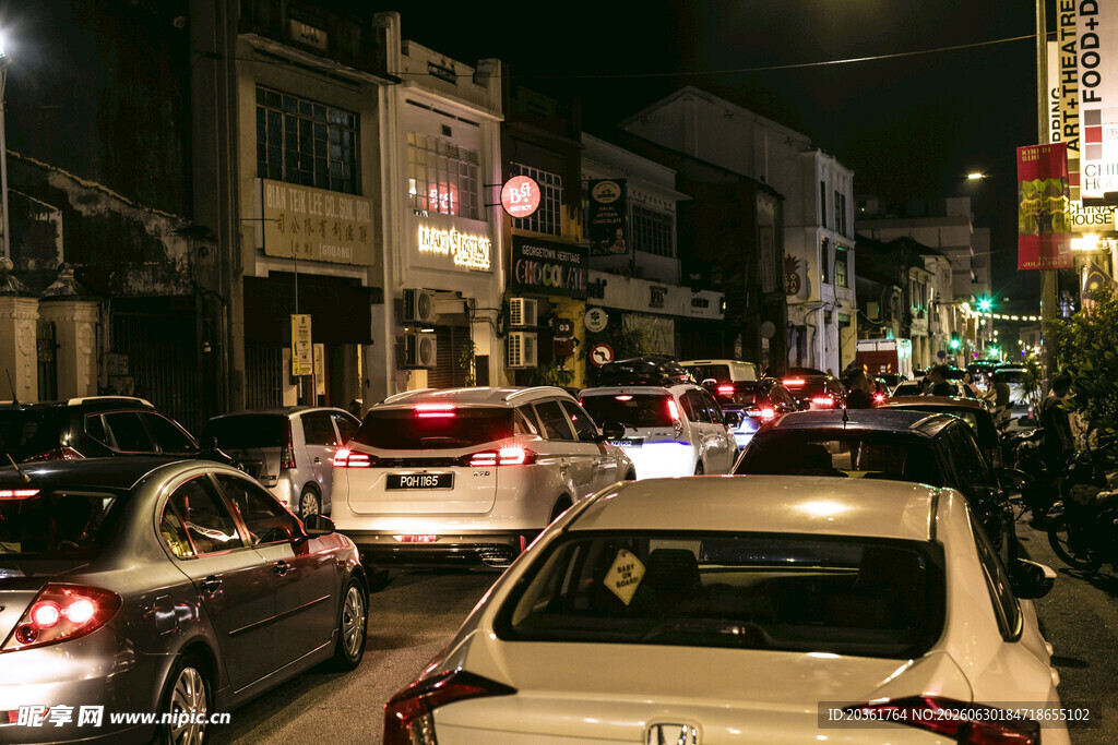 夜晚城市拥堵的车流行景