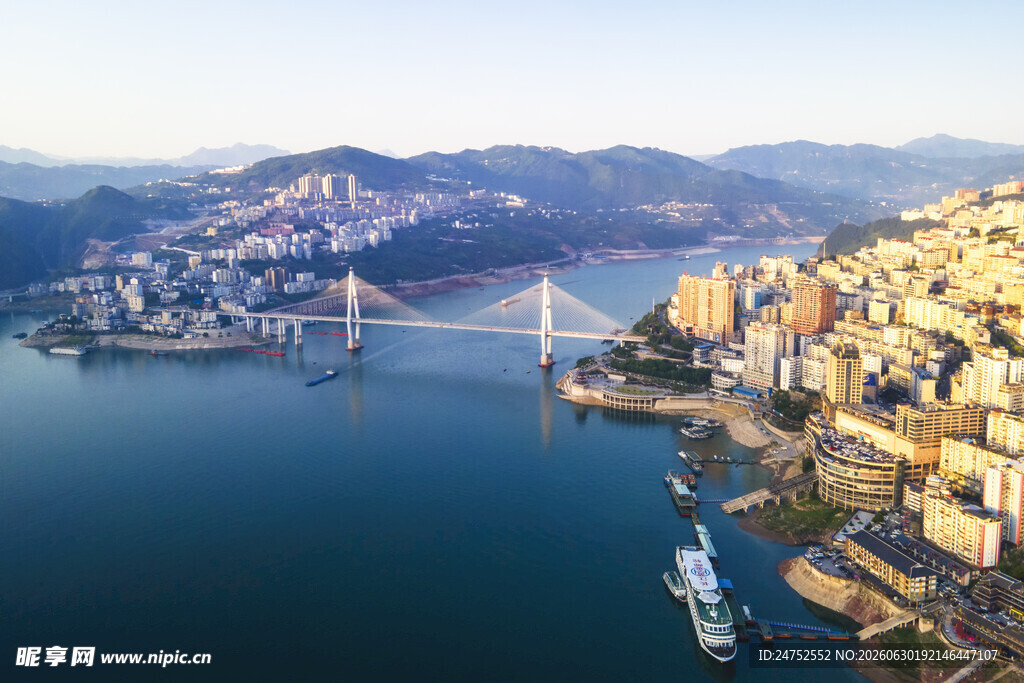 海湾城市风光与跨海大桥