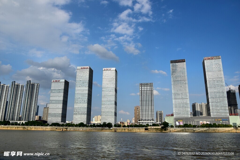 河畔高楼林立的城市景观